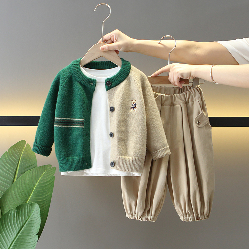 6155 Traje de otoño para niños 2025 Nuevo estilo para niños Estilo occidental Primavera y otoño Conjunto de tres piezas Suéter de moda Ropa de bebé Tendencia