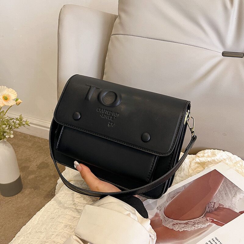 Nueva textura europea y americana personalizada Oso de cercanías Bolsa de mensajero portátil de moda Estilo occidental transfronterizo bolso de las mujeres 2023 Otoño e Invierno