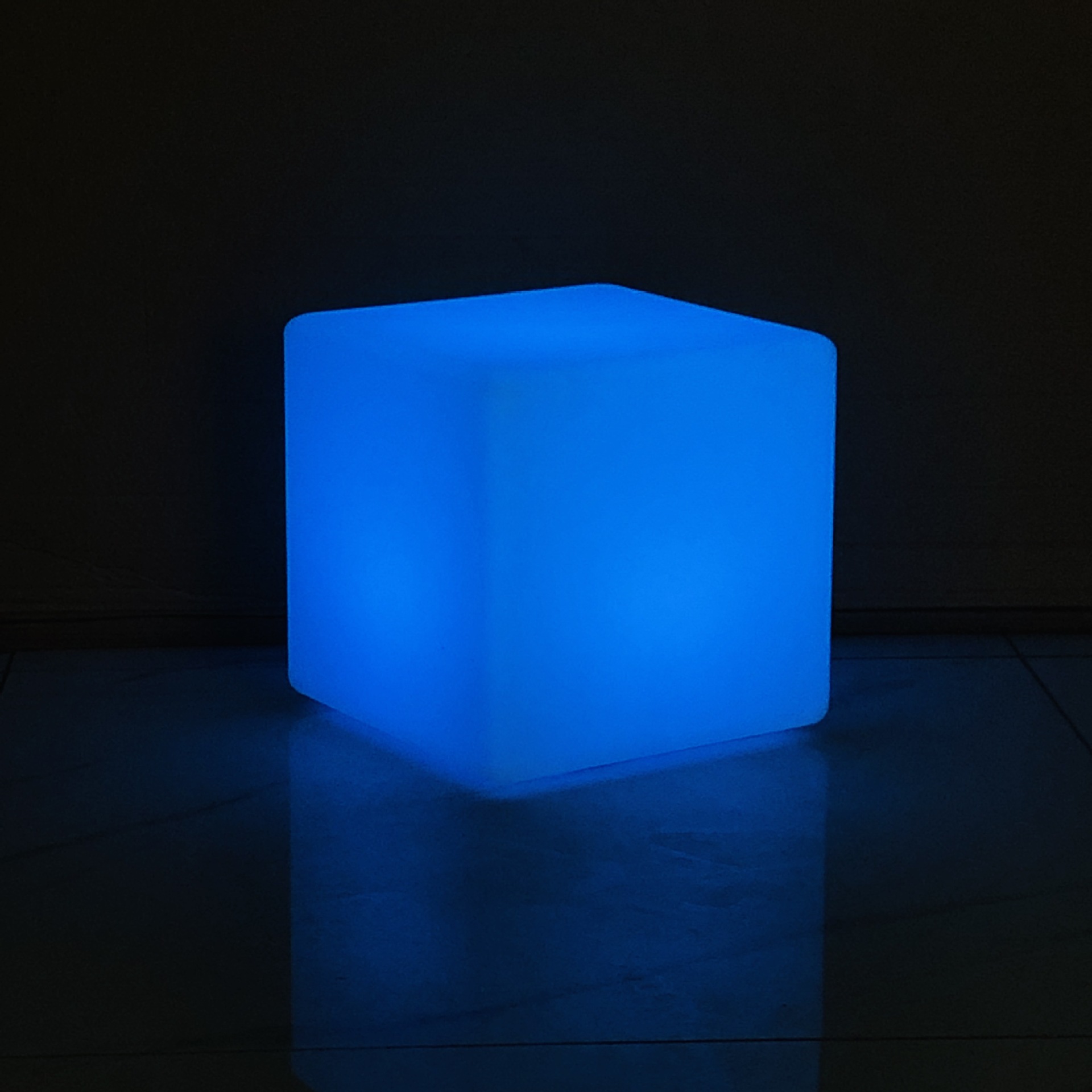 Transfronterizo LED iluminante taburete cubico decoración muebles de patio al aire libre impermeable KTV colorido taburete cuadrado recargable