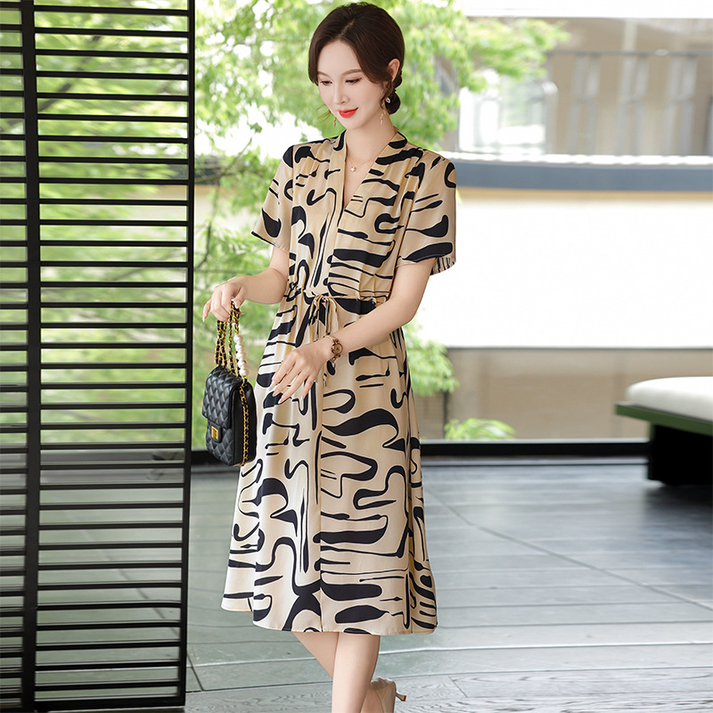 Mom's Summer Fashion Short-Sleeved Dress, Middle-Aged Women's Fashionable Belt, Loose Slimming Skirt