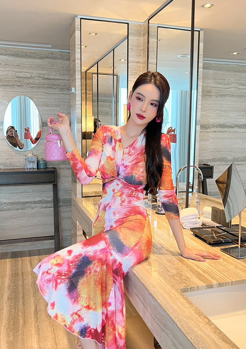 Đầm ôm body nữ cổ V dáng đuôi cá in họa tiết chuyển sắc — Màu sắc chi tiết 15