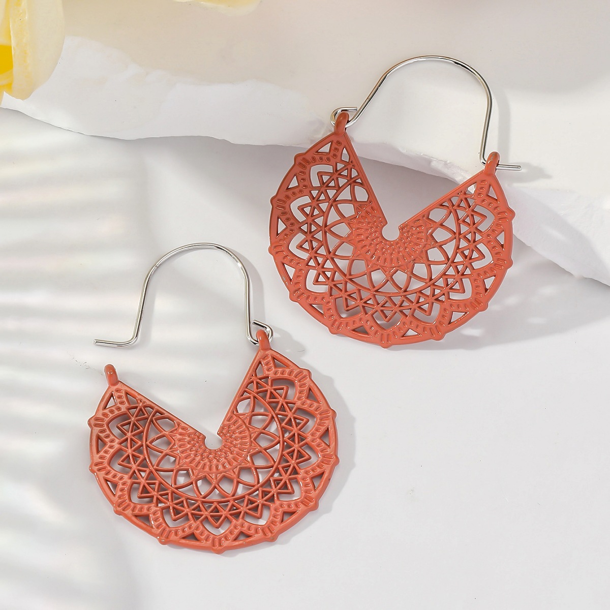 Pendientes de aleación huecos geométricos en forma de V de la moda bohemia de las mujeres de color retro pintura en aerosol todo partido joyería del oído al por mayor