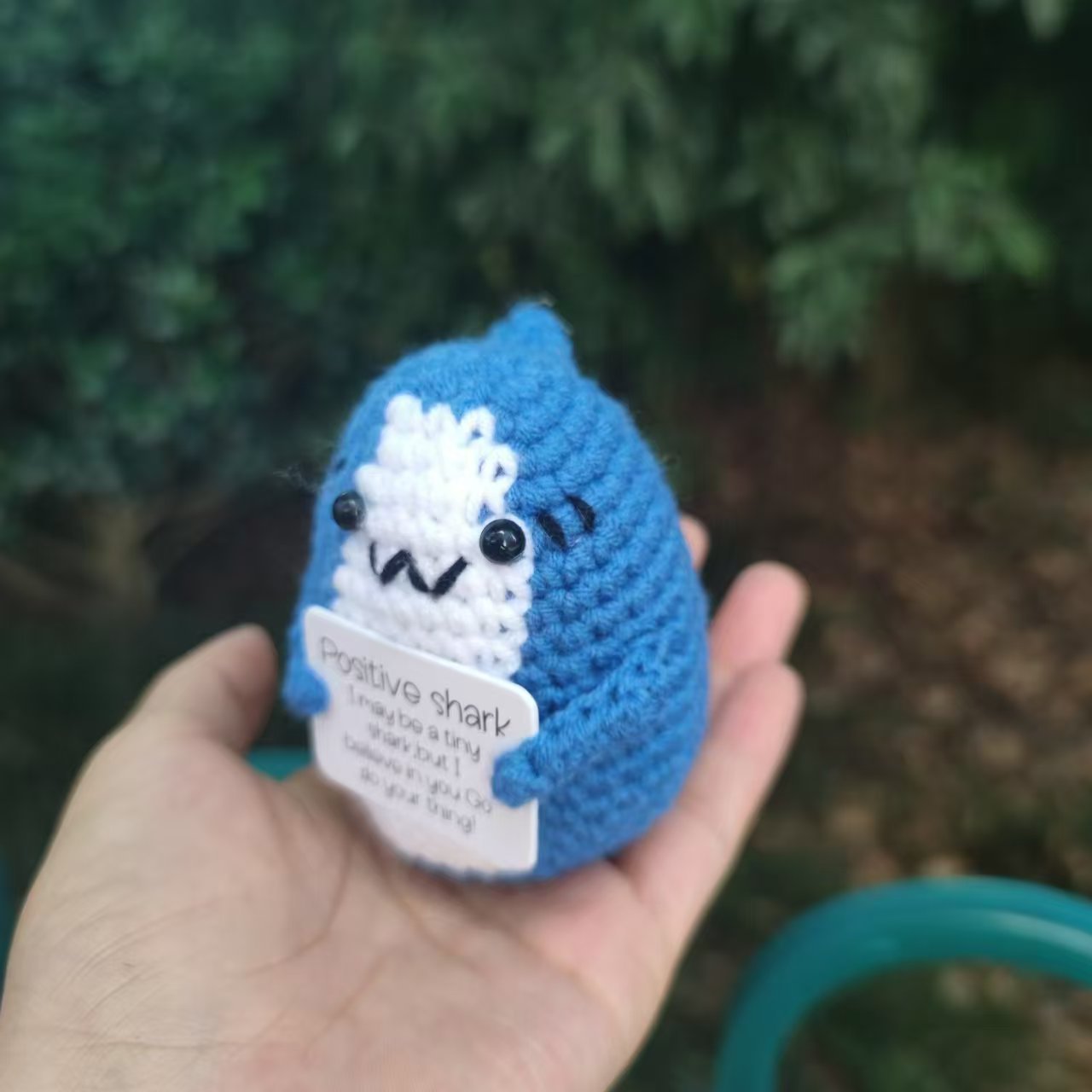 国境を越えてアマゾンの毛糸を販売している手作りのニット鉤織動物ペンギンは積極的に面白い減圧人形が座っている