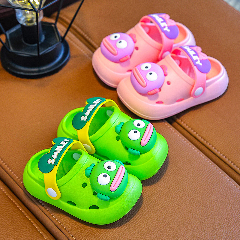 Nuevas zapatillas infantiles de verano para niños antideslizantes domésticos de dibujos animados para bebés con base suave zapatillas frías agujeros