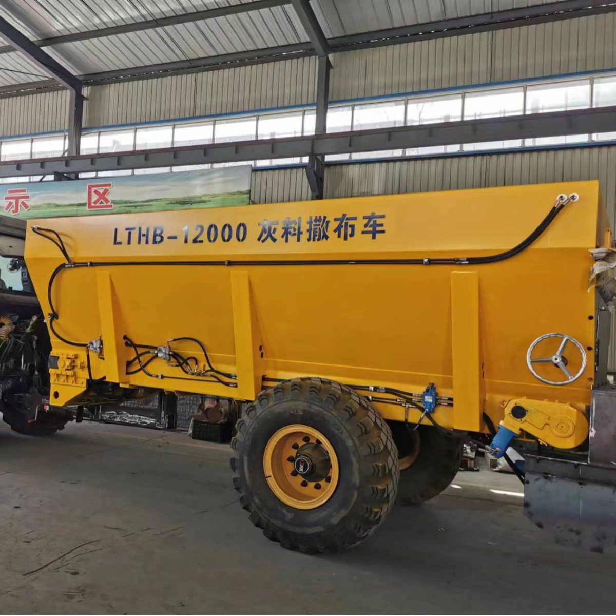 12方拖拉机带水泥撒灰机 消解灰撒布车 晃筛撒布宽度可调