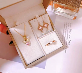 天然珍珠耳饰;天然珍珠项饰;胸针