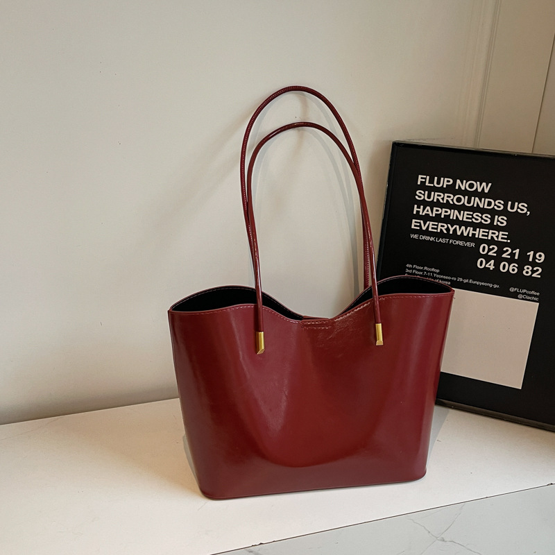 2025 nuevo bolso de mujer universal nicho de moda alta sensación de bolso de mujer de viaje de moda retrógrado aceite pitot bolso de hombro