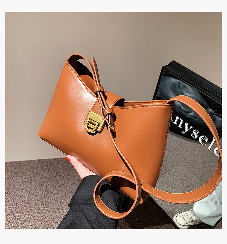 2021 New Bucket Female Bag Korean Solid Color Large-capacity Commuter Diagonal Bag display picture 74