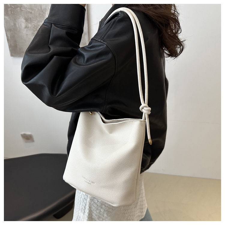 Solid-color simple single-shoulder casual. This year, the retro large-capacity 2024 new autumn crossbody bucket bag for women is in vogue undefined