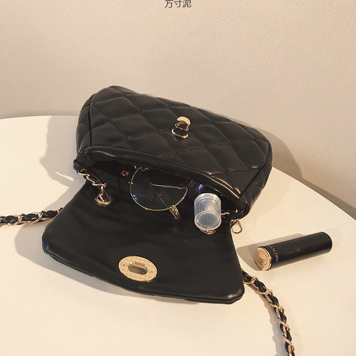 Chic, diamond-quilted mini chain bag for women—lightweight, trendy, and effortlessly versatile. One-piece cloud-inspired design.