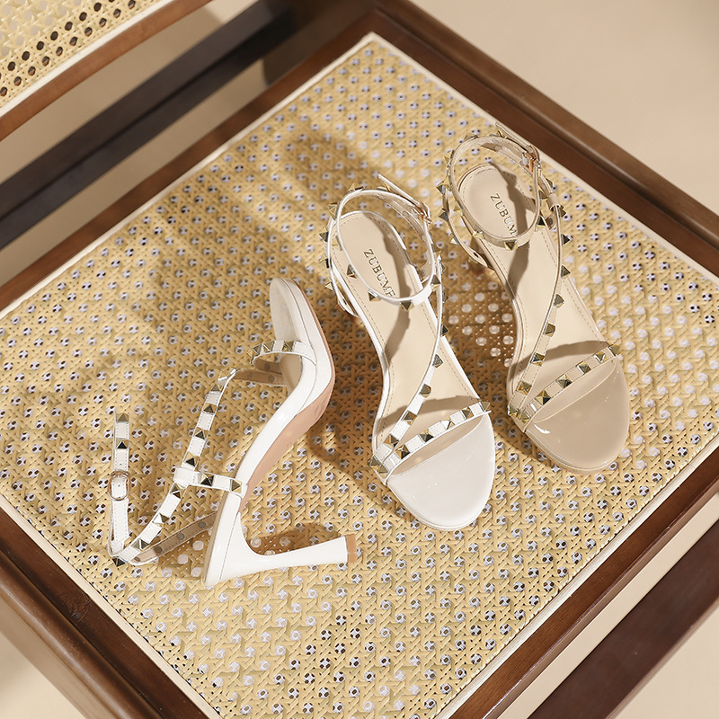 Sandal cao gót nữ mũi tròn quai ngang đính đinh tán — trắng ngà