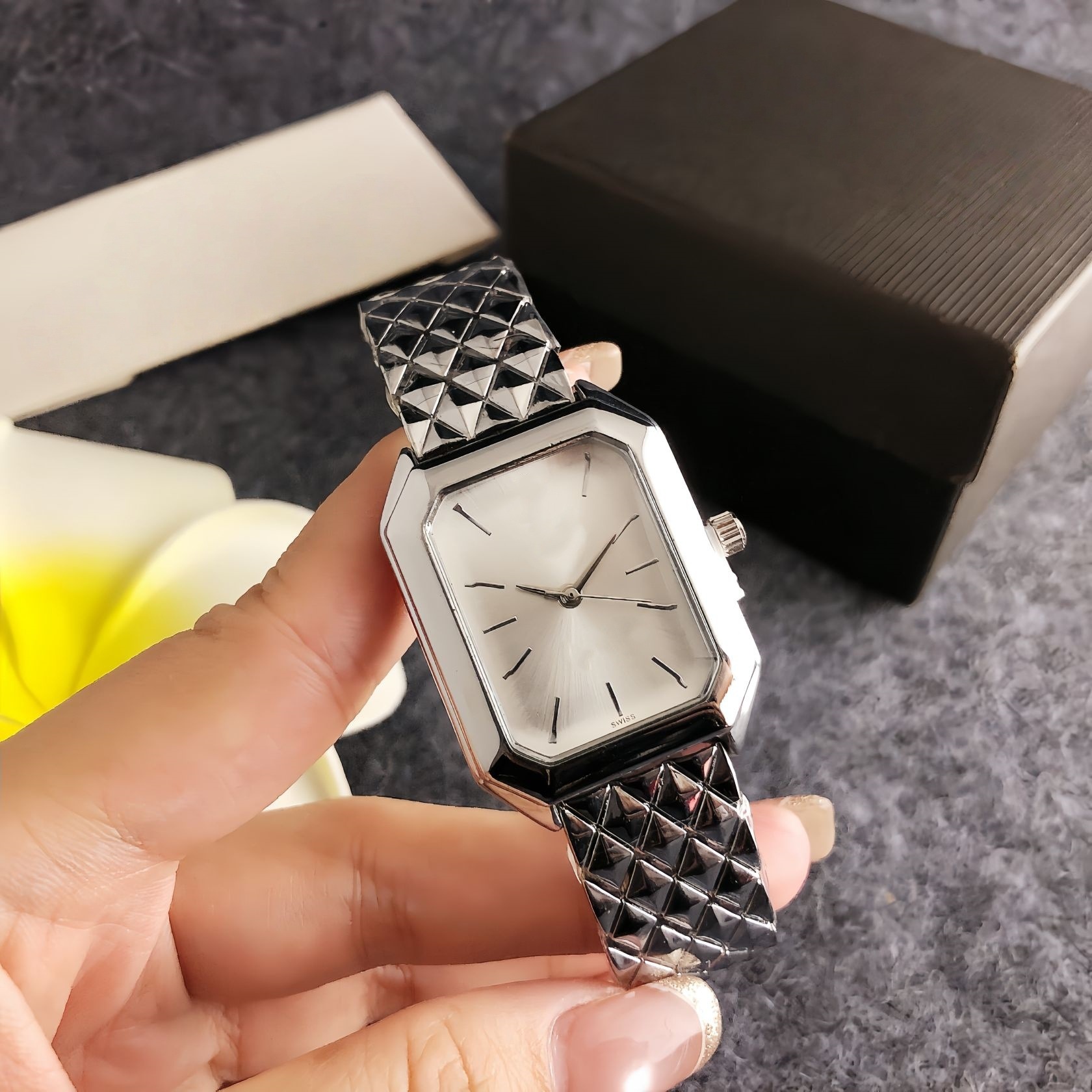 White Dial Rhombus Pattern Steel Band Design Women's Quartz Watch Personalized Women's Light Luxury Silver Women's Watch Square