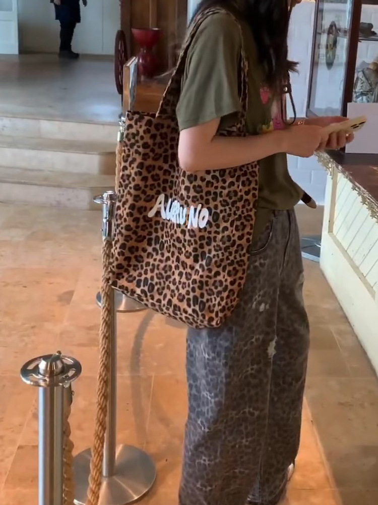 2024 Autumn/Winter Casual Versatile Canvas Panther Pattern Shopping Single Shoulder Handbag Underarm Bag New Trendy_voghion.com