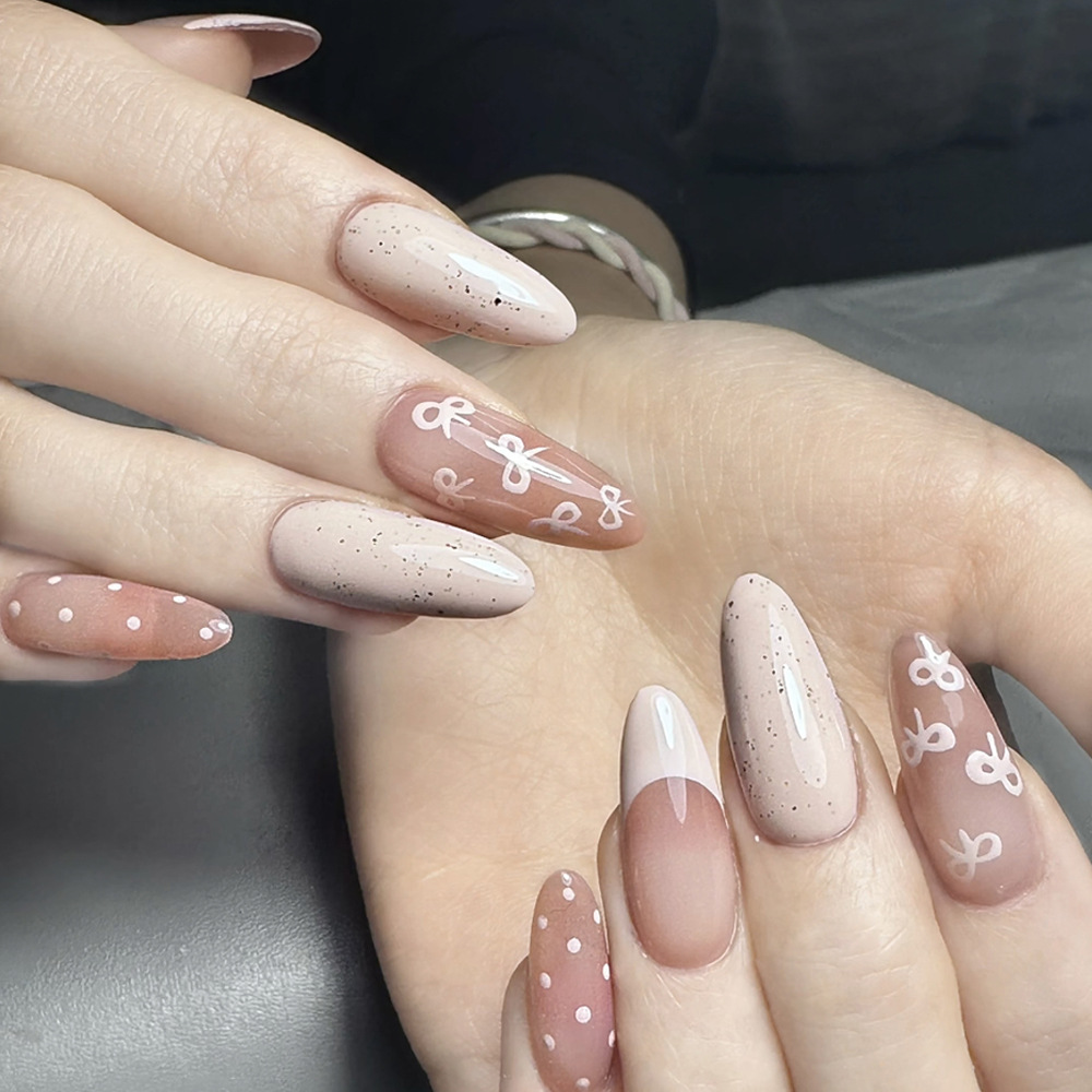 El arco de onda francesa usa uñas comerciales extranjeras más vendidas uñas falsas de almendra 24 piezas de uñas europeas y estadounidenses