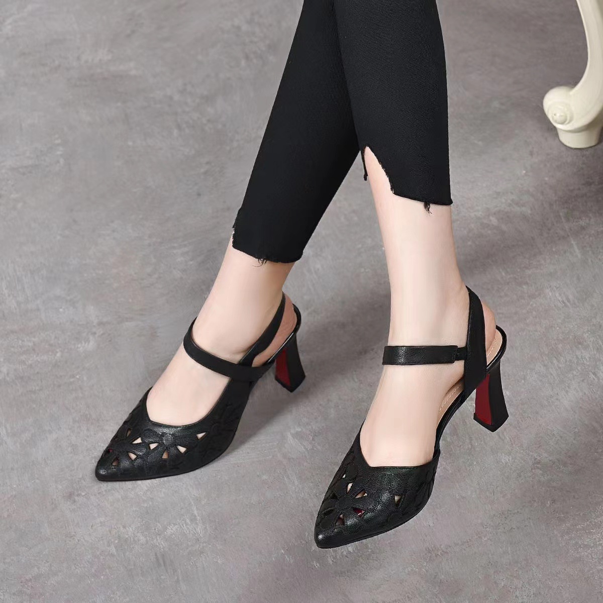 Sandal nữ cao gót hở mũi thêu rỗng quai mắt cá chân da thật gót 5 cm — Màu trắng nhạt【5cm chiều cao gót chân】 chi tiết 3