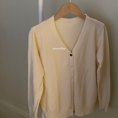 Cozy and Luxurious Knit V-Neck Cardigan for Women - Perfect for Autumn and Winter, Loose Fit, Short Sleeve, Easy to Layer, Versatile French and Korean Style, Light Beige