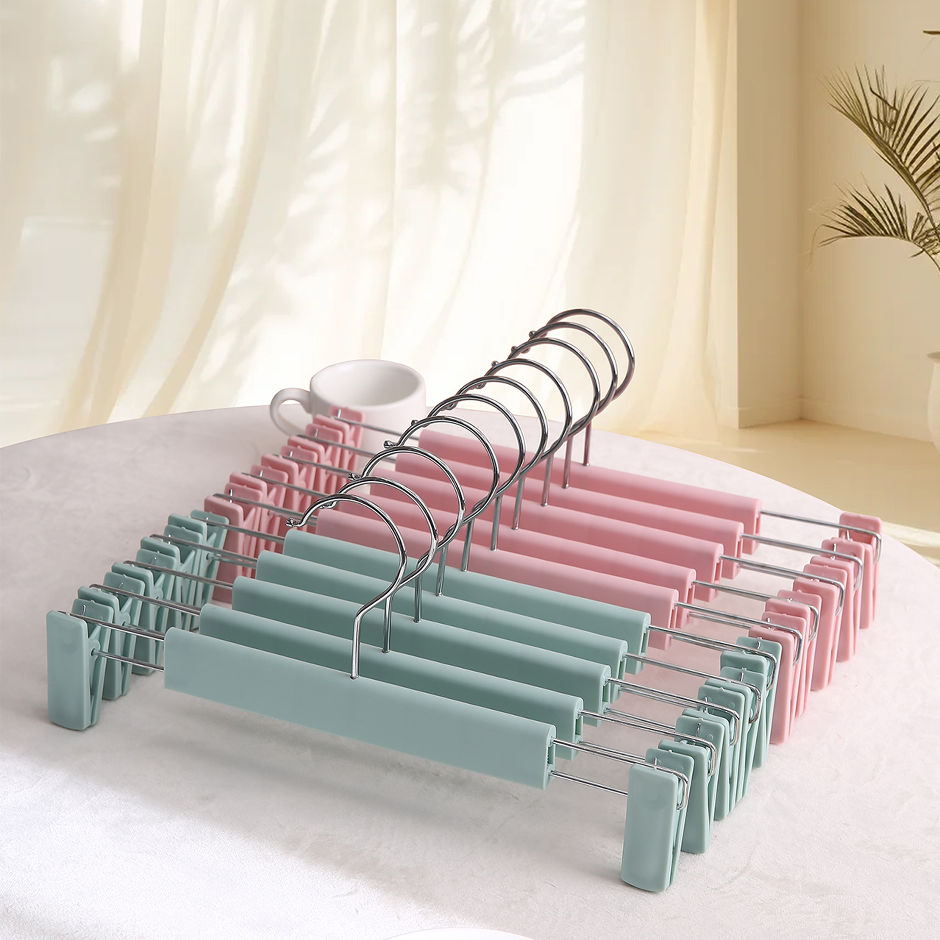 Fuerte sin costuras pantalones esmerilados clip de rack JK pantalones clip de ropa de secado hogar estudiante percha pantalones clip de plástico al por mayor