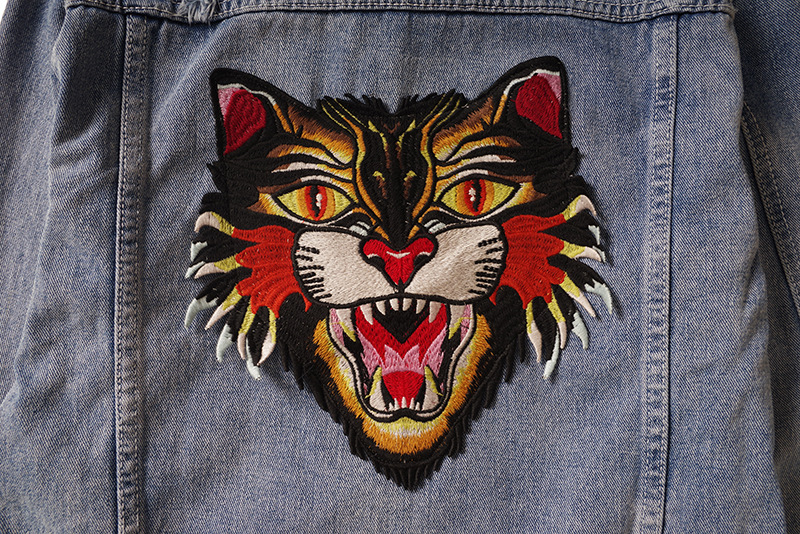 Marchio di abbigliamento maschile alla moda, giacca in denim con testa di gatto ricamata in modo squisito, camicia da uomo alla moda, stile Hong Kong, studente, coppia, strappata_voghion.com