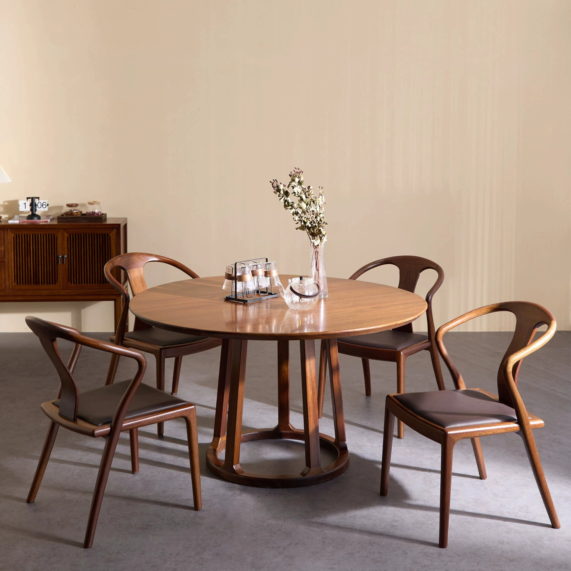 Suo Mao Новый китайский стиль, круглый обеденный стол и набор стульев из цельного дерева для домашнего использования, обеденный стол из черного ореха для небольших помещений, простой круглый обеденный стол.