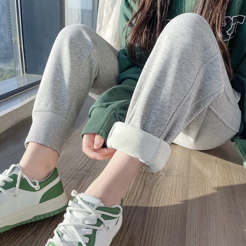 스포츠 바지 여자 가을과 겨울 2024 새로운 슬리밍 캐주얼 바지 양고기 양털 기모 두꺼운 바지 여자 겨울 외모