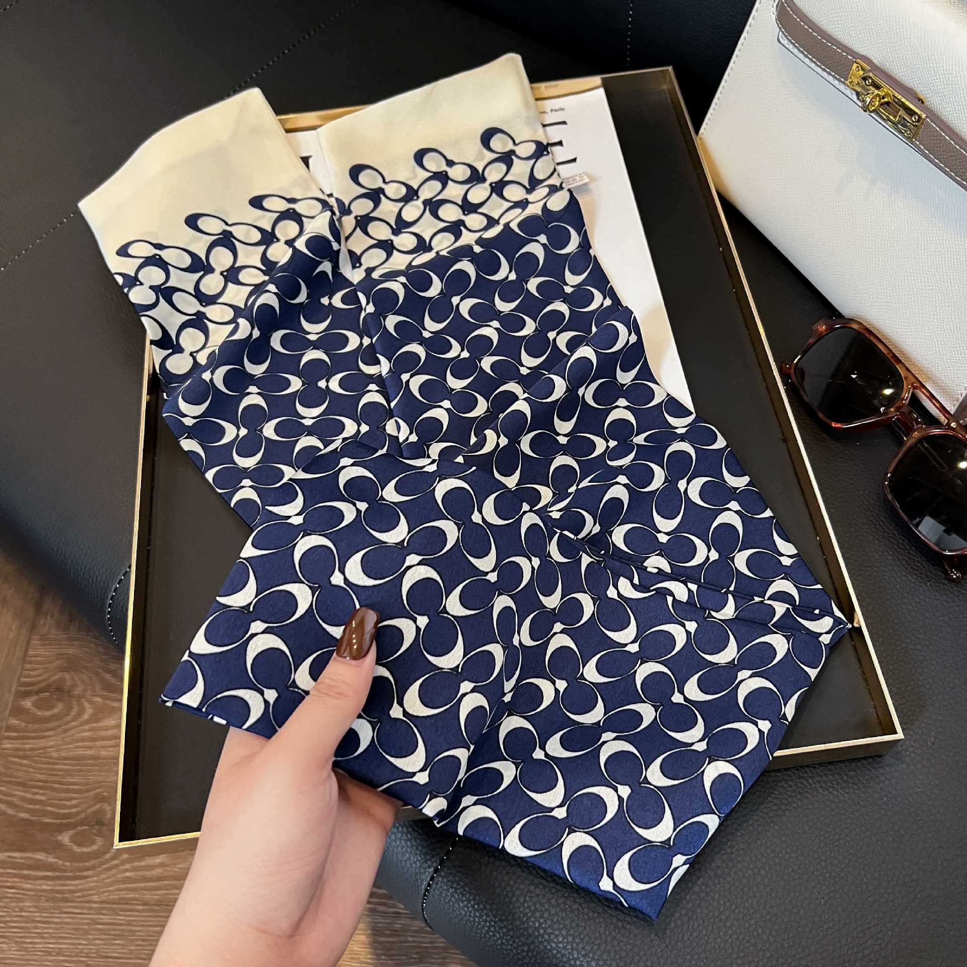 Nueva bufanda de seda pequeña banda larga estrecha para el cabello mujer estilo primavera y otoño moda madre bufanda estilo verano estilo fino serpentina bufanda al por mayor