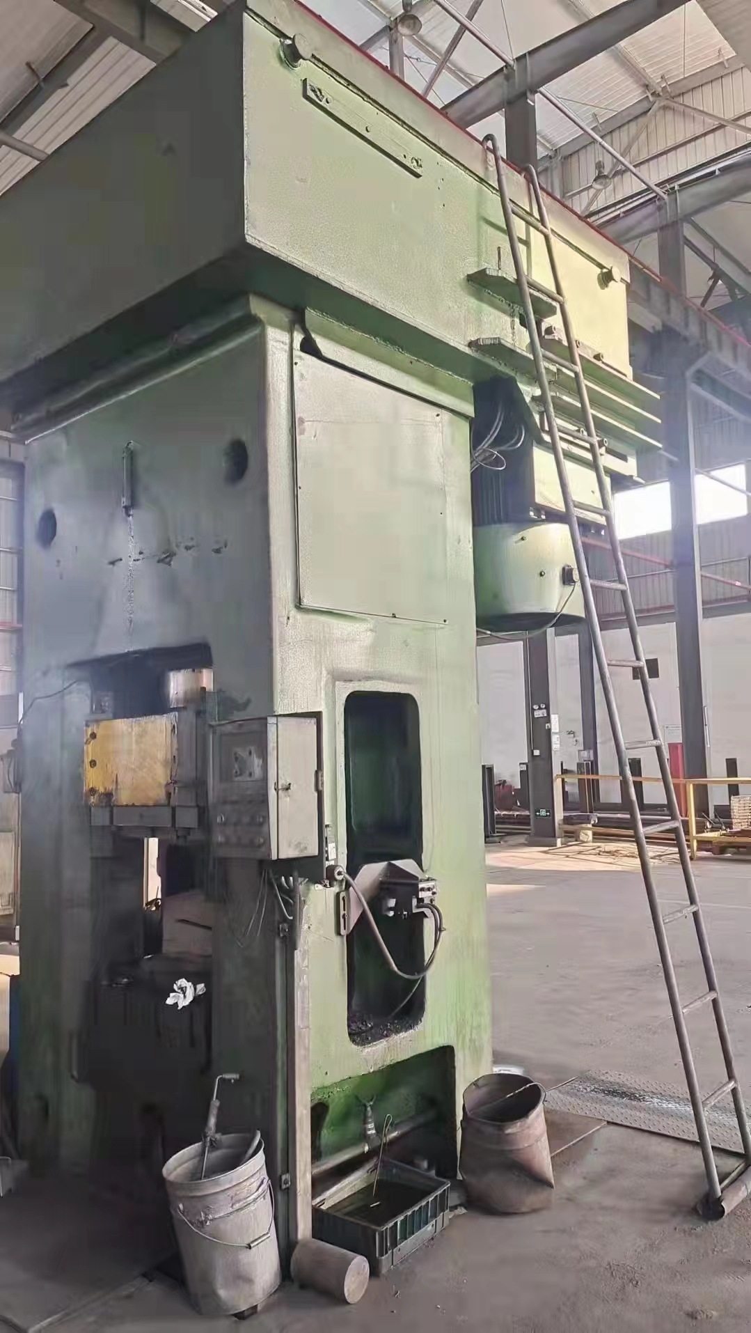 出售二手青岛宏达630电动螺旋压力机二手630吨电动螺旋压力机