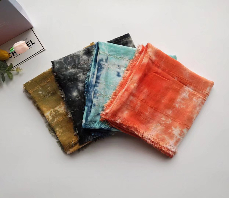 New Ethnic Style Handmade Tie-dyed Scarf Gold And Silver Silk Artificial Cotton Blended Shawl Autumn Thin Scarf display picture 4