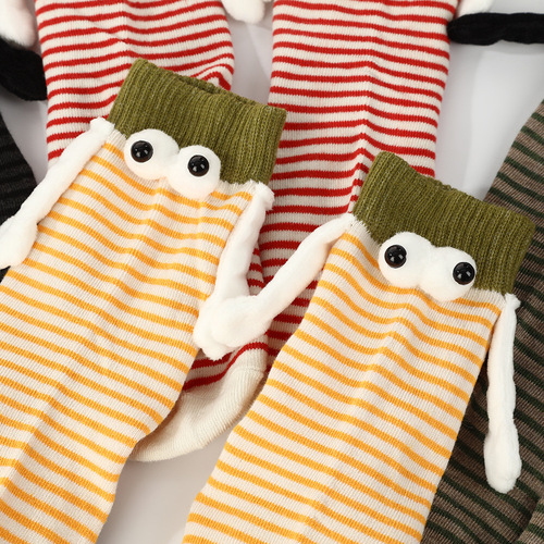 Spring and autumn stripe hand-held socks women's ins fashionable dopamine color magnetic suction hand-held couples girlfriends mid-tube women's socks