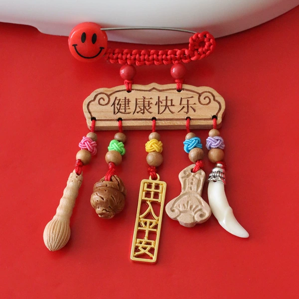 Pin, pendant
