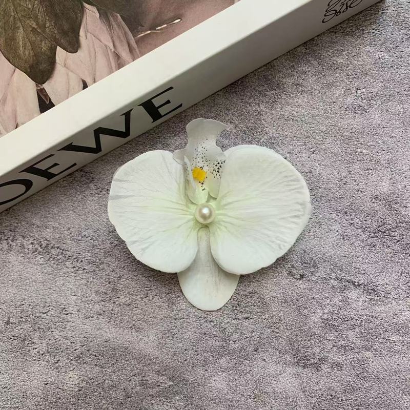 絹布の胡蝶蘭の花の頭は花の壁の部品の花の材料の頭をシミュレーションして髪を飾ってdiyの手作りの結婚祝いの贈り物を挟んで造花を飾ります。|undefined