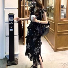 お茶の休みの乳の甘いシフォンの砕花のきわめてシンプルな高級のワンピースの夏の小さい飛の袖は腰を収めてやせている初恋の優しいスカートを現します。