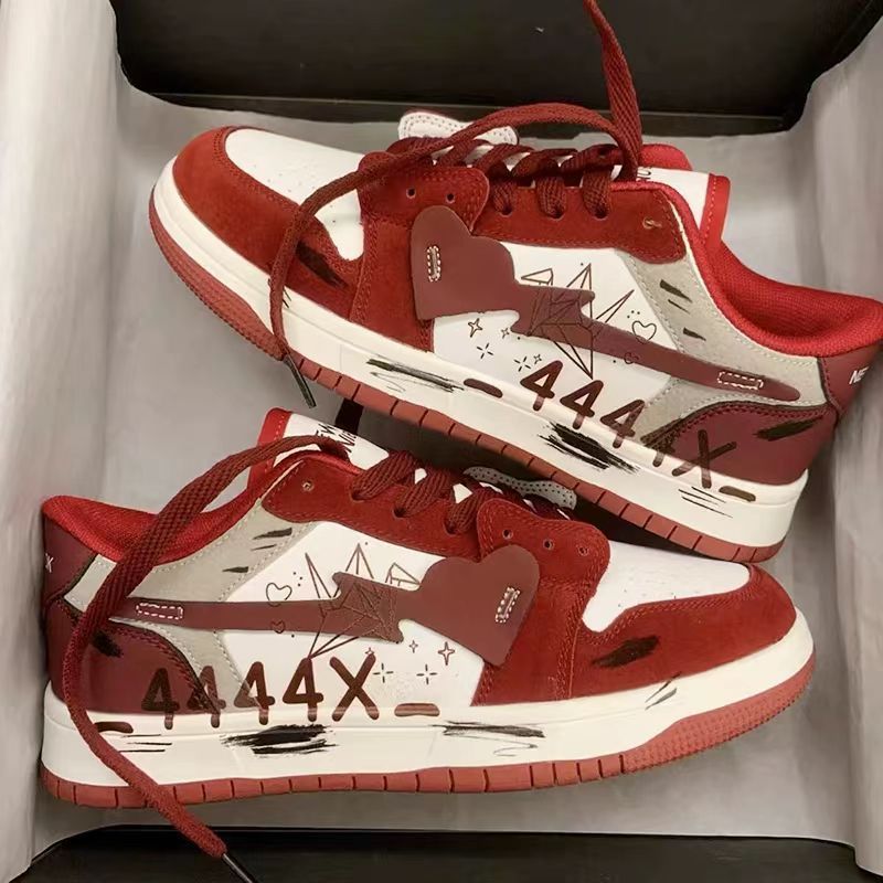 Retro rojo graffiti hacer viejos nichos de chicas corazón skateboardería en la escuela de viento de otoño con zapatos deportivos de lana para estudiantes