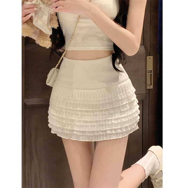 Korean-Style Sweet and Stylish Lace Mini Skirt with a Slimming Design for Autumn and Winter, Featuring Safety Shorts and a Tiered Skirt