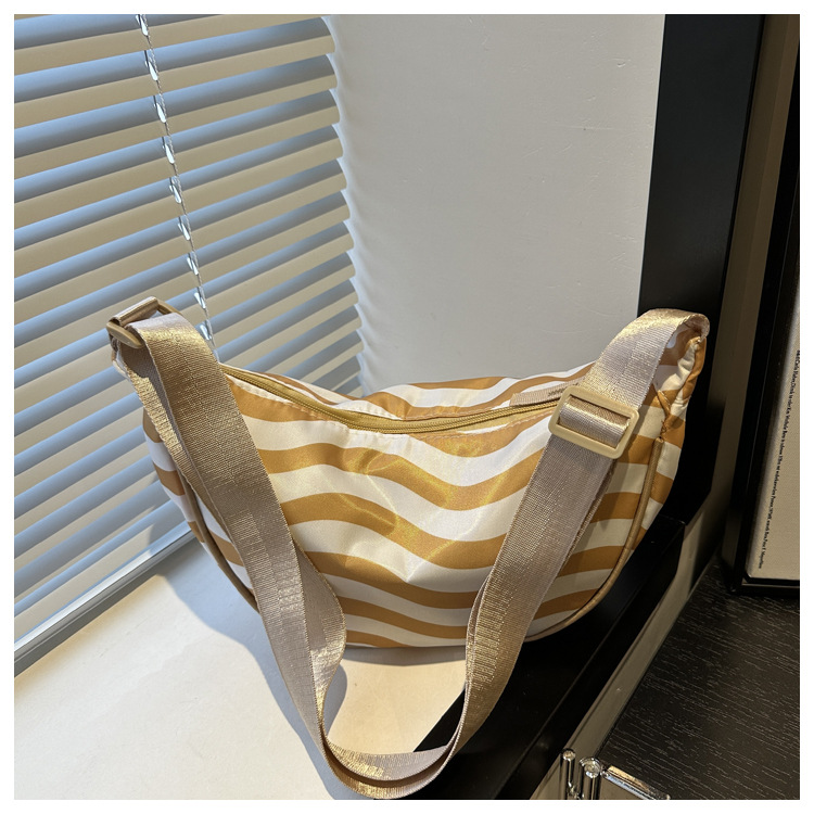 2025 Korean-style laid-back crossbody bag new versatile commuting dumpling bag, large-capacity commuting single-shoulder bag for women undefined