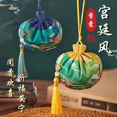 端午の節句に色刷りの香包福袋を祝福します。