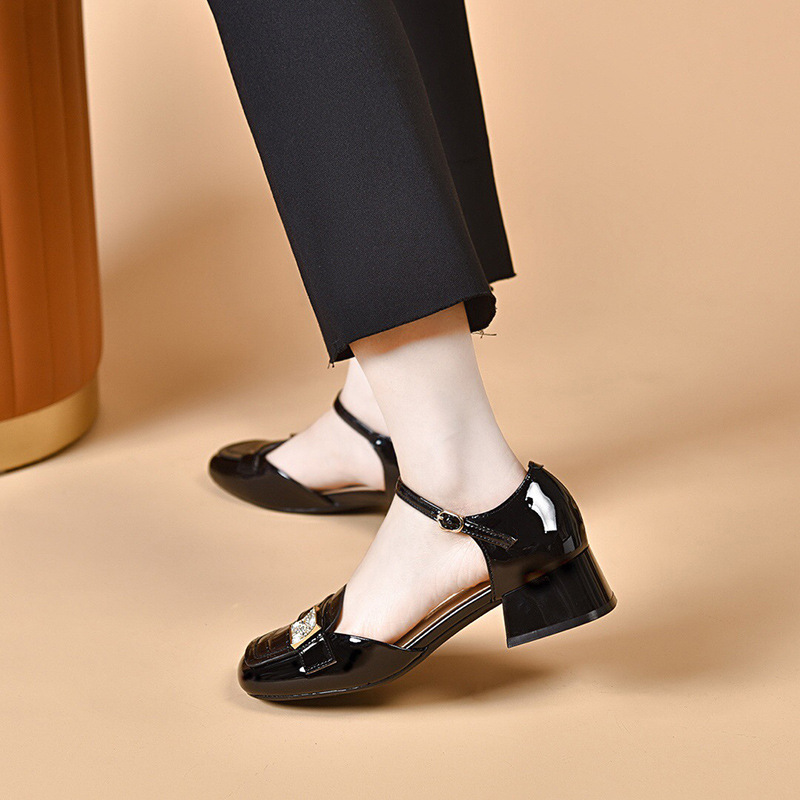 Sandal nữ quai ngang mũi kín da bóng gót thấp đế mềm — Màu đen