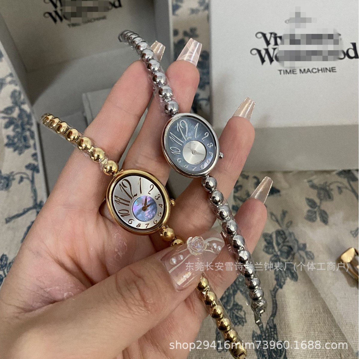 Vivienne Westwood-Style Bracelet Watch with a Quartz Movement for Women, Featuring an Ins-Style Shell Surface and Steel Strap, Suitable for Tiktok Live Broadcasts