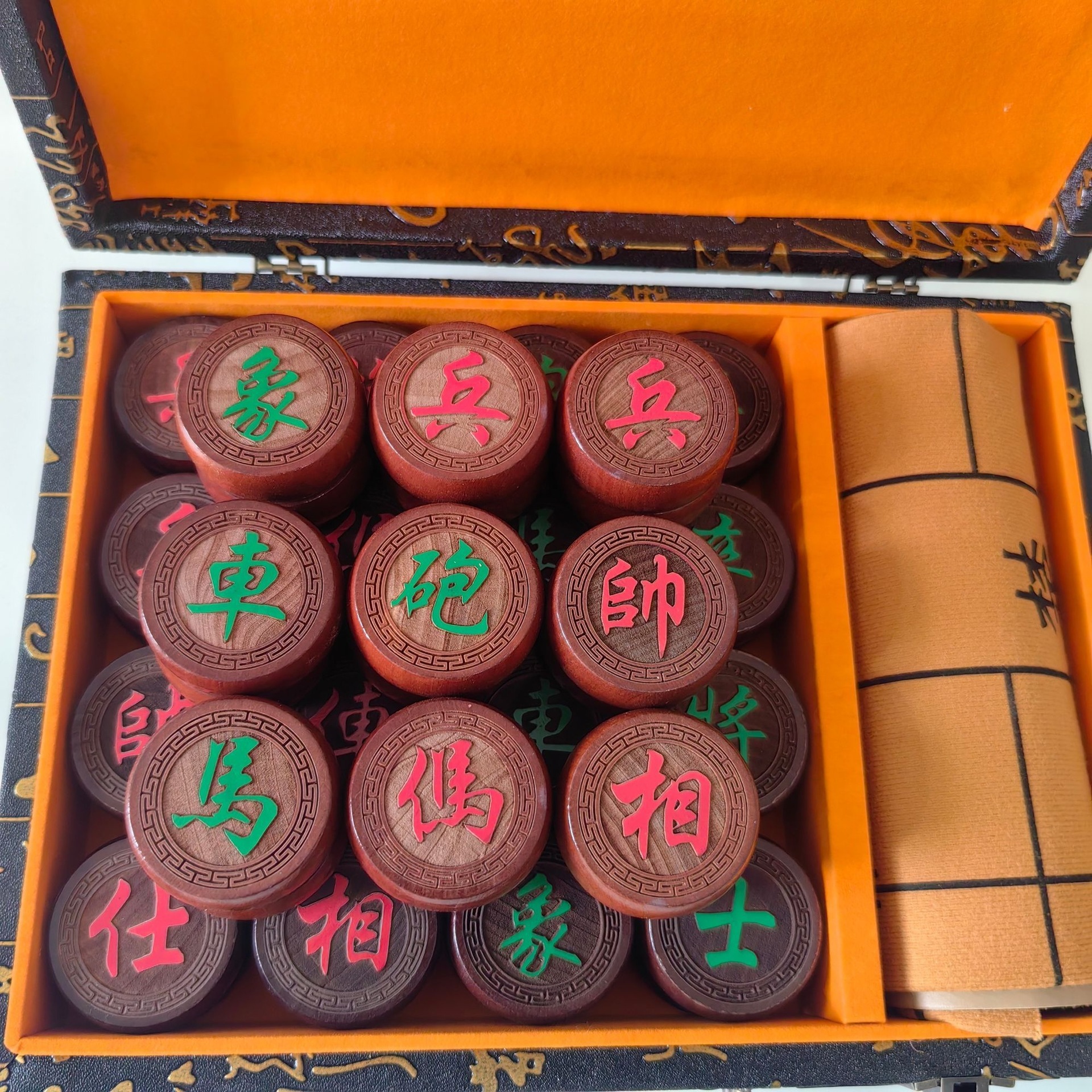Gift box set of solid wood chess set with laser engraving, made of lotus wood, portable set with chessboard, elegant and antique style.