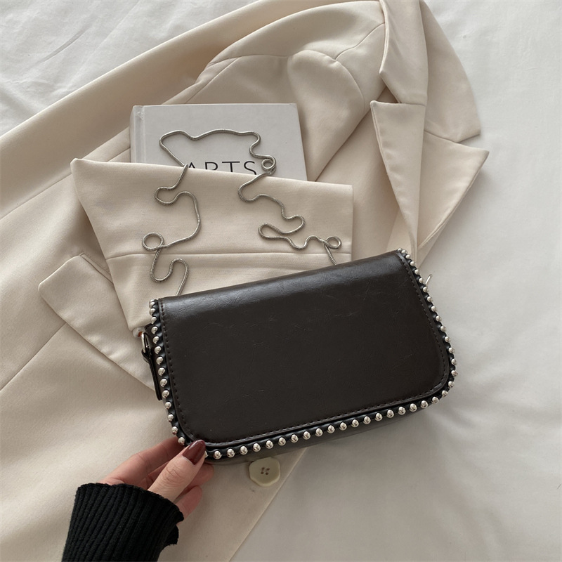 Este año, bolsos de diseño de moda para mujeres 2024, bolsos pequeños de nicho de cadena de moda, bolsos de hombro inclinados.