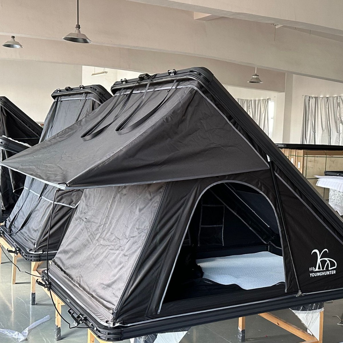 Carpa de techo de aleación de aluminio triangular de cuatro lados autoconductora al aire libre totalmente automática a prueba de lluvia carretera carpa de vehículo