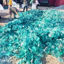 蓝色玻璃石厂家鱼缸地铺冰川石彩色玻璃块溪流沙滩造景用玻璃石头