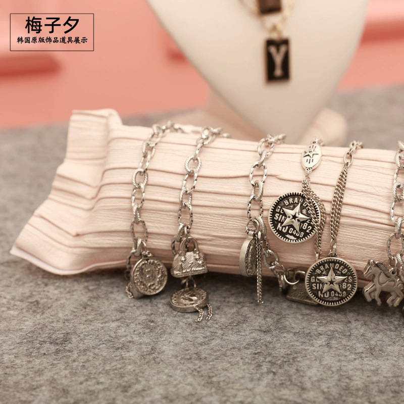 人像のアクセサリーの棚の韓国版のしわの皮のブレスレットの腕時計はイヤリングの耳のチェーンの棚のショーウインドーを撮影して道具の卸売りを陳列します。