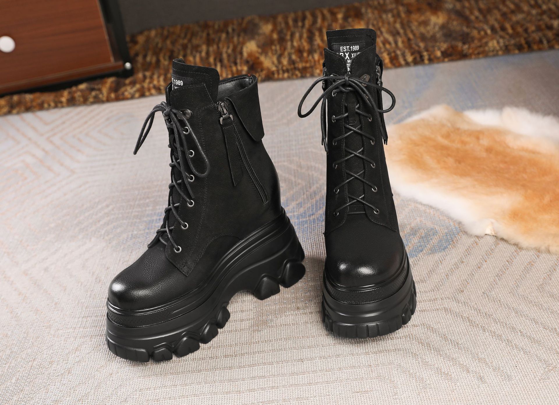 Boot nữ cổ thấp dây buộc phong cách Anh quốc cổ điển, gót cao 12 cm — Đen nhung chi tiết 17