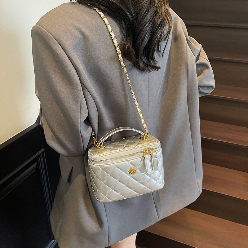 Bolso de cubo popular de este año 2025 nuevo bolso de cadena pequeño bolso de hombro fragante bolso de mensajero de hilo bordado de diamantes mujer