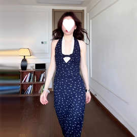 2025夏季法式蓝色蕾丝挂脖v领吊带连衣裙子女装新款碎花包臀长裙