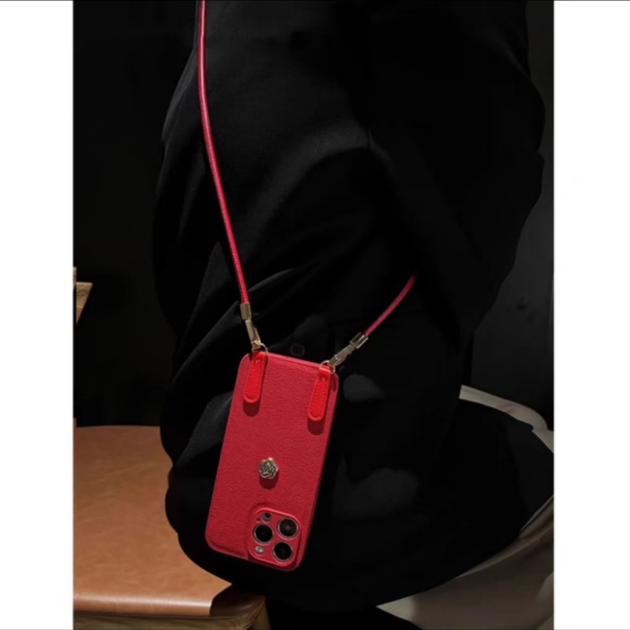 Otoño e invierno color sólido patrón de hoyos de luna para cordón de cuero iphone16ProMax 14 Apple 15 funda para teléfono móvil 13 hebilla de cuero mujer