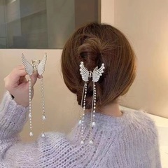 気質の蝶のフリンジは女性のサメを挟んで高級感を持ってカードを出します。