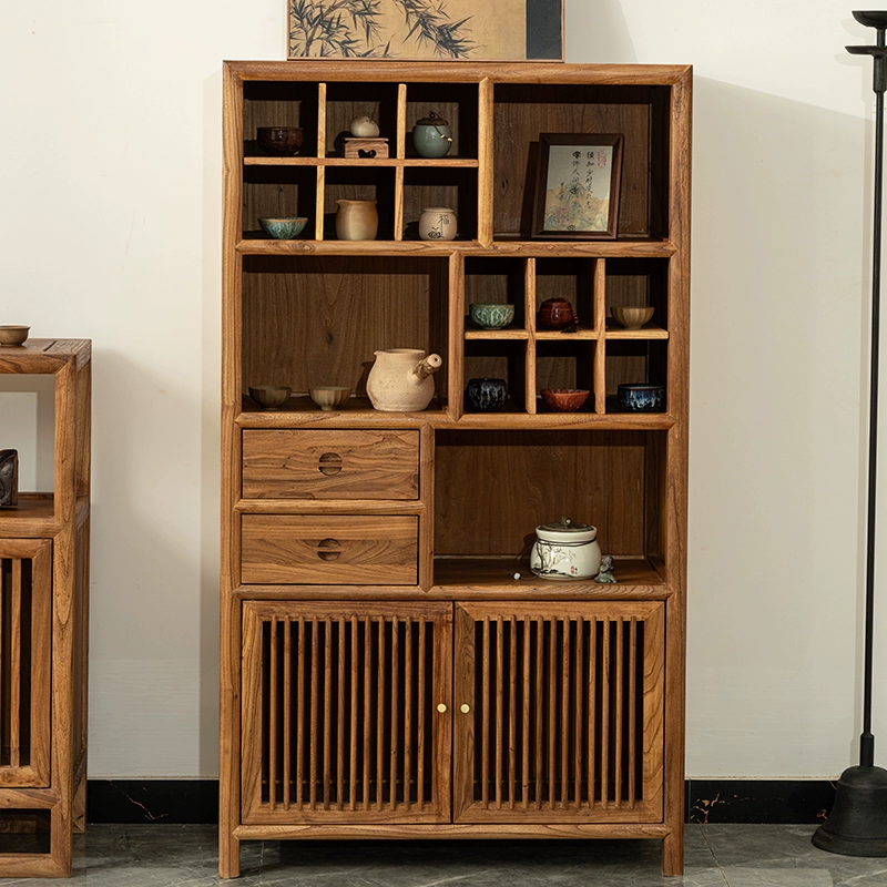 Старый шкаф для хранения вяза.