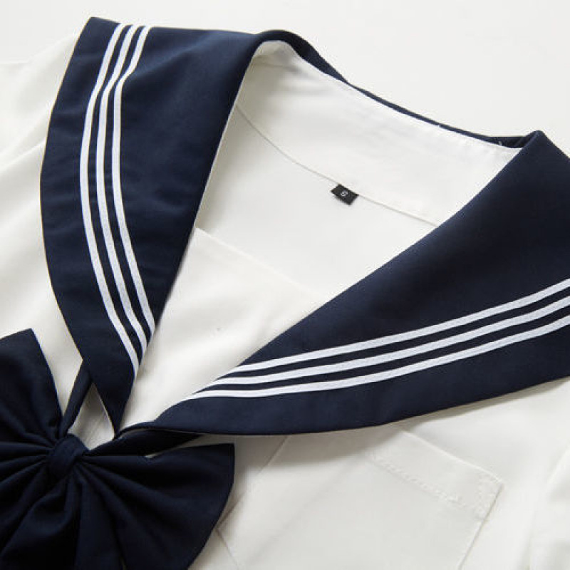 흰색과 파란색 나비넥타이가 달린 반팔 원피스