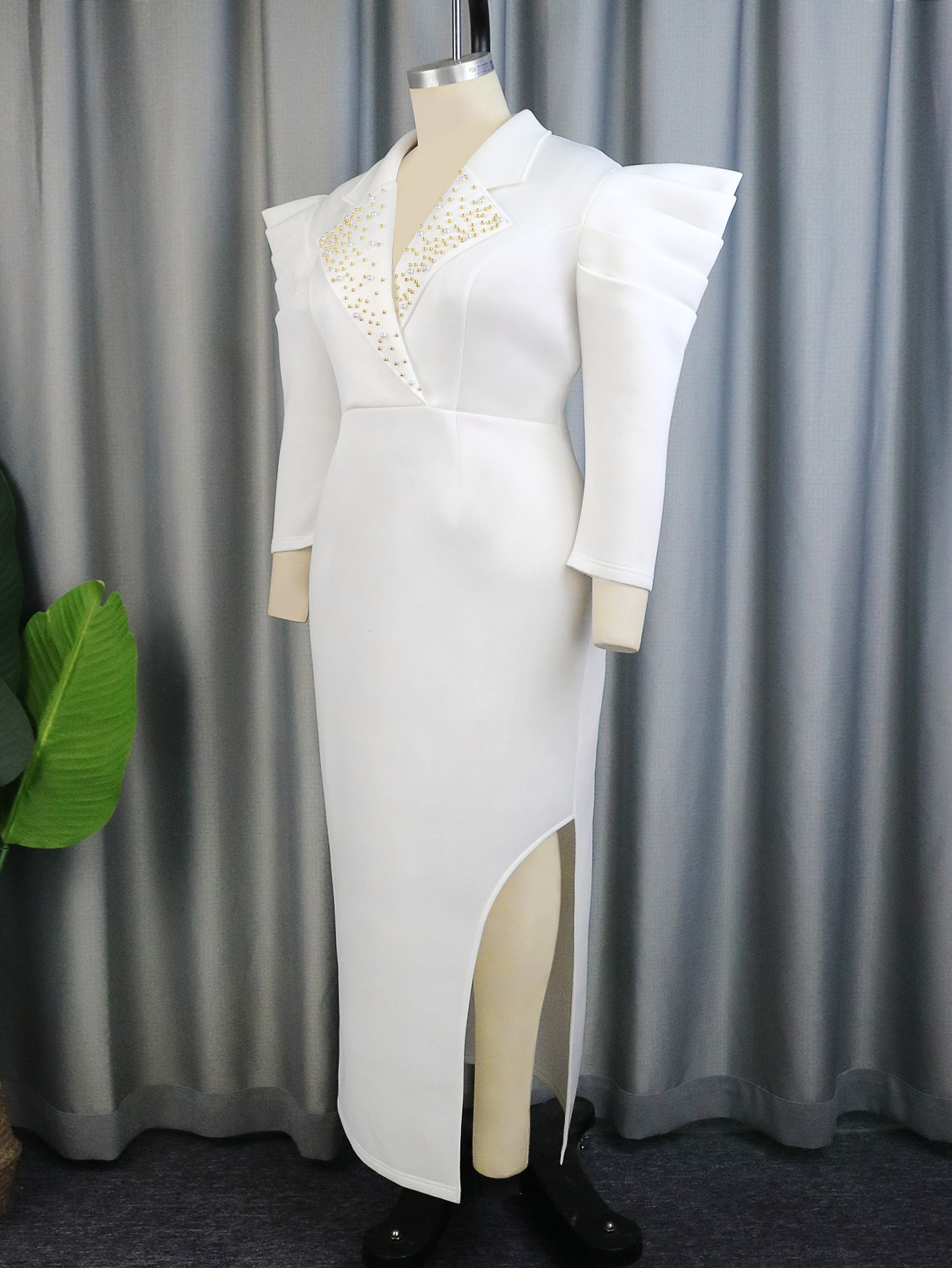Robe grande taille élégante avec col tailleur et épaulettes_voghion.com